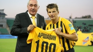 Аршавина наградили юбилейной футболкой «Кайрата»