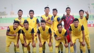 В Индонезии футболисты попытались учинить расправу над арбитром (видео)