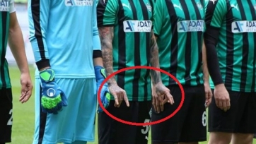 В чемпионате Турции игрок на поле лезвием порезал соперников. Видео + фото
