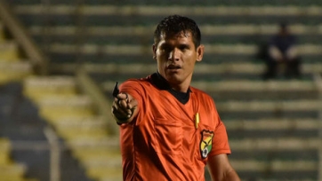 В Боливии арбитр скончался от остановки сердца во время матча. Видео