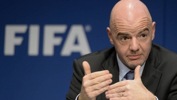 Глава ФИФА совершенно не умеет играть в футбол. Видео
