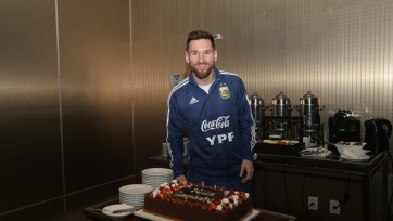 Месси получил в подарок от сборной Аргентины торт. Фото