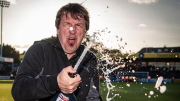 Тренер английского клуба после увольнения пил текилу с фанами. Видео