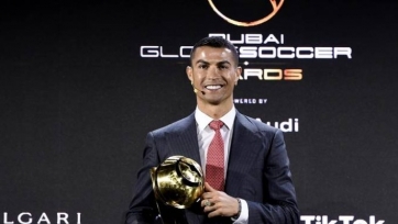 Как Роналду получил награду Globe Soccer лучшему игроку XXI века. Видео